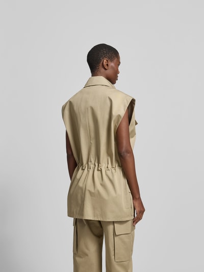 Frauenmodel trägt Weste aus reiner Baumwolle von Iro in Beige mit gerader Passform, Umlegekragen und Pattentaschen, Ganzkörperansicht Rückansicht.