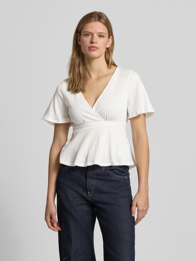 Frauenmodel trägt Regular Fit Bluse in Wickel-Optik Modell 'PELLY' von Only, Optik: Unifarben, Struktur, Bindegürtel, tiefer V-Ausschnitt, Kurzarm, Ganzkörperansicht von vorne
