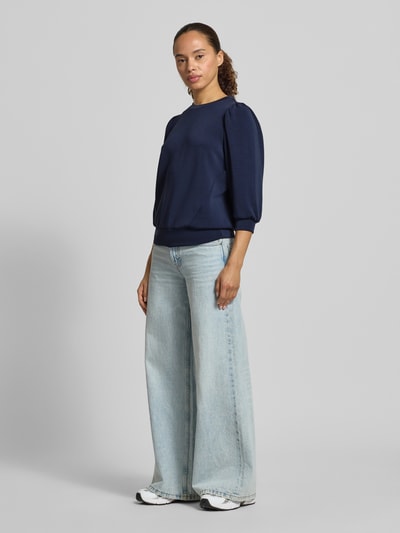 Kobiece modelka nosi granatowy Regular Fit Sweatshirt aus Modal-Mix Modell 'TENNY' od Selected Femme, damska bluza, całopostaciowy widok z przodu.