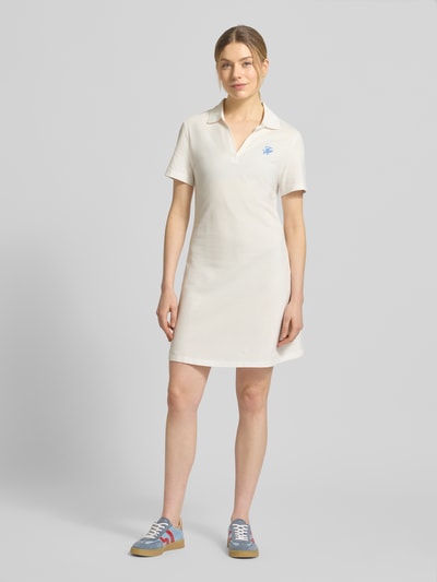 Frauenmodel trägt Regular Fit Freizeitkleid aus Baumwoll-Mix von Tommy Hilfiger, unifarbenes Mini-Kleid mit Polokragen, Logo-Stitching, Kurzarm, Piqué-Struktur, Ganzkörperansicht von vorne.