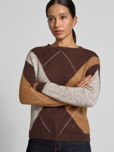 Modelka nosi sweter aus Wolle Alpaka-Mix von S. OLIVER BLACK LABEL, wielokolorowy, imitacja dzianiny, wzór w romby, długi rękaw, okrągły dekolt, widok na górną część ciała z przodu.