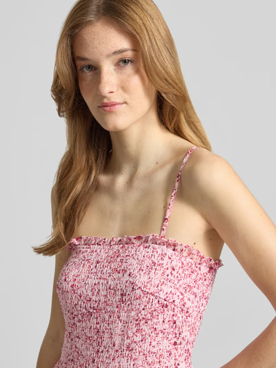 Frauenmodel trägt Fit and Flare Freizeitkleid mit Allover-Muster Modell 'ELIZA ANIKA' von Only, florales Muster, Chiffon, Nahaufnahme Oberkörper.