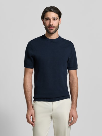 Männermodel trägt Regular Fit T-shirt aus puur katoen met opstaande kraag, ribboorden en structuurpatroon van MCNEAL, ganzkörperansicht van voren.
