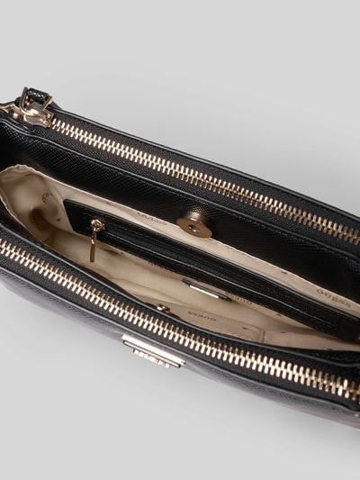 Produktfoto, Shoulder Bag in Leder-Optik Modell 'NOELLE' von GUESS mit geteiltem Hauptfach, Reißverschluss und Logo-Detail, Innenansicht.