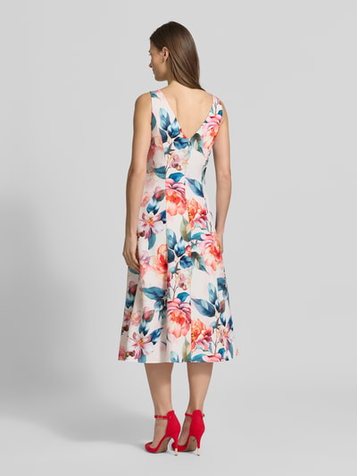 Frauenmodel trägt Cocktailkleid im Allover-Look mit gelegten Falten von Vera Mont, A-Linie, Midikleid, Material-Mix, Rückansicht.