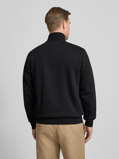 Mannelijk model draagt Regular Fit Sweatjacke aus Baumwoll-Mix van Tommy Hilfiger, effen kleuren, opstaande kraag, katoenmix, ganzkörperansicht rückansicht.