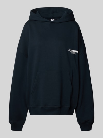 Produktfoto, Oversized Hoodie mit Label-Stitching Modell 'No Hustle' von Karo Kauer, mieszanka bawełny, krój oversized fit, kaptur, opadające ramiona, wyhaftowane logo, kieszeń kangurka, elastyczne wykończenia, nadruk z napisem z tyłu, kolor jednolity, gładka faktura