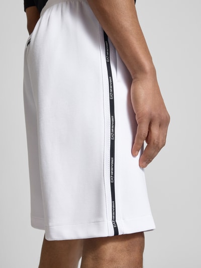 Männermodel trägt Shorts mit elastischem Bund von EA7 Emporio Armani, weiß, Baumwoll-Mix, Regular Fit, Nahaufnahme Oberschenkel.