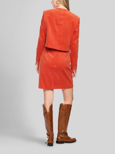 Frauenmodel trägt Regular Fit Blazer aus Cord mit Rundhalsausschnitt von Marc Cain in Orange, feine Textur, Ganzkörperansicht Rückansicht. Damen Blazer aus reiner Baumwolle mit Knopfleiste und Pattentaschen, Rückenlänge 49 cm, Brustweite 40 cm, Ärmellänge 64 cm.