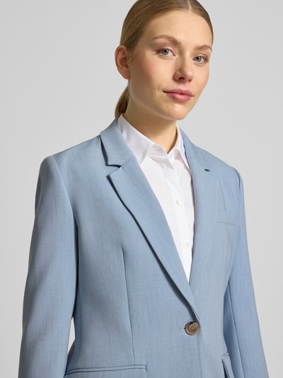 Vrouwenmodel draagt Regular Fit Longblazer met Reverskraag model 'RITA' van Selected Femme, look: effen, regular fit, reverskraag, 2-knoopsluiting, lange mouw, kissing buttons, patzakken, nahaufnahme bovenlichaam.