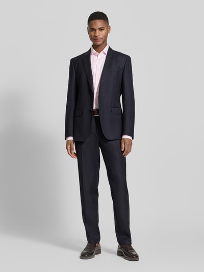 Männermodel trägt Super Slim Fit Business-Hemd Modern Kent Uni Twill von OLYMP No. Six, hellrosa, elastischer Baumwoll-Mix, Ganzkörperansicht von vorne.
