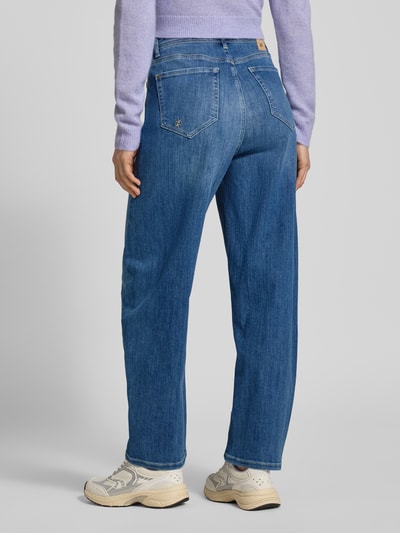 Frauenmodel trägt Jeans in 7/8-Länge im Used-Look Modell 'HANNI' von Raffaello Rossi, Baumwoll-Mix mit Stretch-Anteil, Relaxed-Fit, Eingrifftaschen, Farbe Mittelblau, Struktur leicht verwaschen, Ganzkörperansicht Rückansicht.