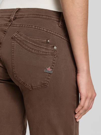 Frauenmodel trägt Bermudas mit Knopfleiste Modell 'Malibu' von Buena Vista in Braun, Baumwoll-Mix mit Viskose-Anteil, Regular-Fit, Detailaufnahme Rückansicht. Bundweite bei Größe S: 38 cm, Innenbeinlänge bei Größe S: 27 cm, Eingrifftaschen.