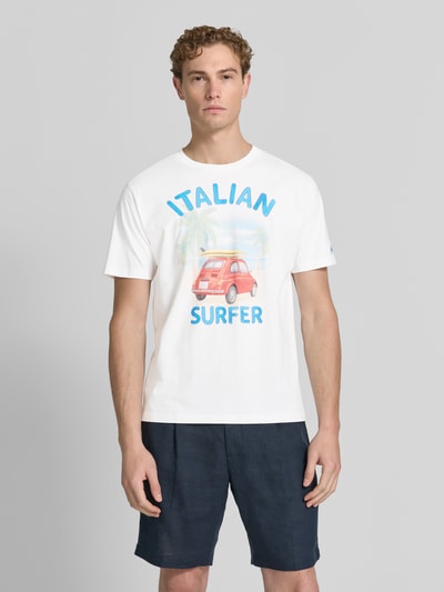Männermodel trägt Herren T-Shirt mit Motiv-Print Modell 'DENVER' von MC2 Saint Barth, Reine Baumwolle, Regular-Fit, Rundhalsausschnitt, Vorderansicht, Ganzkörperansicht von vorne.