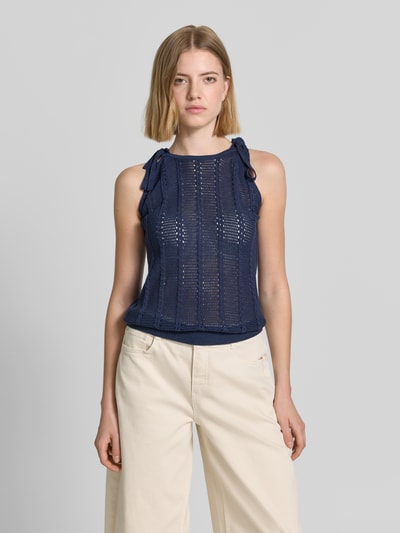Frauenmodel trägt Relaxed Fit Trägertop aus Baumwoll-Mix Modell 'LUX LIGHT' von Vero Moda, Optik: Unifarben, Lochstrickmuster, Rundhals, Bindebänder, Rumpfabschluss: Gerippt, Materialverarbeitung: Strick, Ganzkörperansicht von vorne.