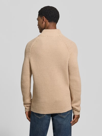 Männermodel trägt Regular Fit Strickpullover mit elastischen Abschlüssen von DRYKORN, Beige, Woll-Mix, strukturierte Oberfläche, Ganzkörperansicht Rückansicht.