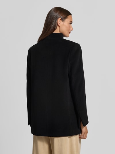 Frauenmodel trägt Mantel mit Stehkragen und Knopfverschluss von ICONS Cinzia Rocca in Schwarz, reine Baumwolle, Ganzkörperansicht Rückansicht.