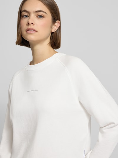 Kobiece modelka nosi Regular Fit Bluza z czystej bawełny od Marc O'Polo Denim, efekt: jednolity kolor, napis z logo, okrągły dekolt, długi rękaw, prążkowane wykończenia, dzianina dresowa; widok na całego przodu górnej części ciała.