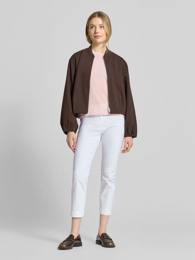 Frauenmodel trägt Slim Fit Stoffhose in verkürzter Passform von Christian Berg Woman, Weiß, Baumwoll-Mix, Ganzkörperansicht von vorne.