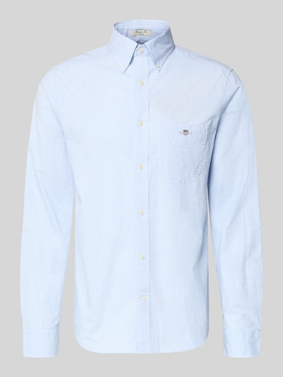 Produktfoto, Slim Fit Freizeithemd mit Logo-Stitching von Gant in Hellblau, kariert, reine Baumwolle, Button-Down-Kragen, Brusttasche