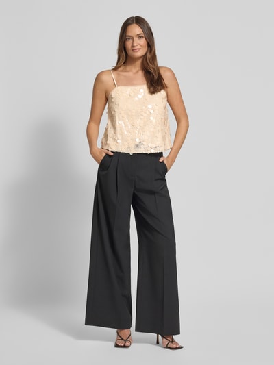 Kobiece modelka nosi Trägertop mit Pailletten von Jake*s Collection, krój regular fit, cekiny, prostokątny dekolt, cienkie regulowane ramiączka, długość tyłu w rozmiarze 36: 47 cm, odcień beżowy z połyskiem, gładka faktura, widok całej sylwetki z przodu.