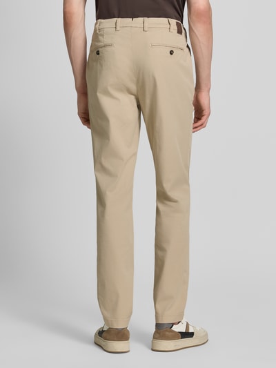 Männermodel trägt Slim Fit Hose mit Eingrifftaschen Modell 'Tybalt 5' von g1920, beiges Baumwoll-Mix, glatte Oberfläche, Ganzkörperansicht Rückansicht.
