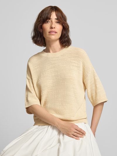 Vrouwenmodel draagt gebreid shirt met 1/2-mouwen Model 'Lauralynn' van MSCH Copenhagen, Mix van biologisch katoen, loose fit, ronde hals, schouderpartijen, ruglengte maat S/M 53 cm, mouwlengte 22 cm, lichte beige kleur, textuur fijn gebreid, Nahaufnahme Oberkörper.