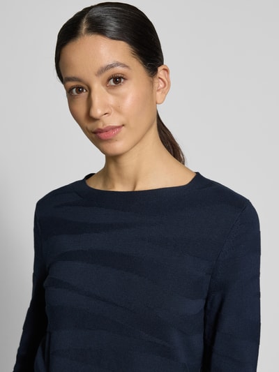Kobiece modelka ma na sobie Regular Fit Pullover aus reiner Baumwolle od Tom Tailor, granatowy, strukturalny wzór, okrągły dekolt, długi rękaw, dzianina finezji, bawełna, widok z przodu zbliżenie na górną część ciała.