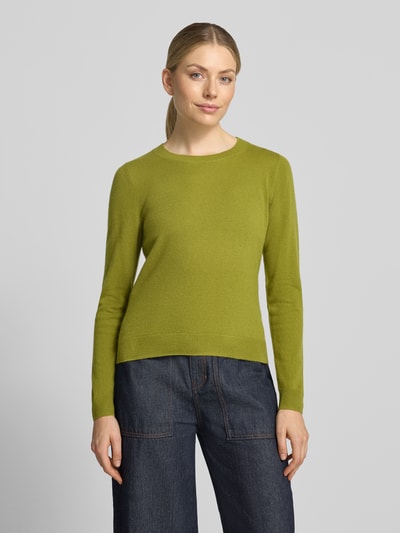 Kobiece model prezentuje Slim Fit Strickpullover aus reinem Kaschmir od Christian Berg Woman, krój slim fit, czysty kaszmir, elastyczne wykończenia, długość tyłu w rozmiarze S: 54 cm, długość rękawa w rozmiarze S: 65 cm, widok całej sylwetki z przodu.