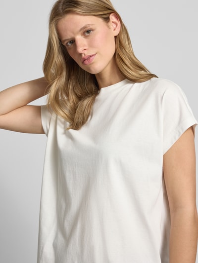 Frauenmodel trägt Oversize T-Shirt aus reiner Baumwolle von Marc O’Polo Denim, unifarben, kurzarm, Rundhals, Nahaufnahme Oberkörper