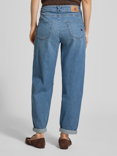 Frauenmodel trägt Loose-Fit Jeans im 5-Pocket-Design Modell 'Studio Pants 406' von Buena Vista aus Baumwoll-Mix mit Stretch-Anteil, hellblaue Farbe, umgeschlagener Saum, Ganzkörperansicht Rückansicht.
