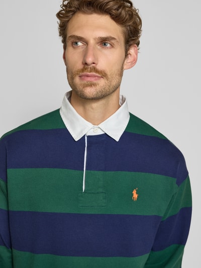 Männermodel trägt Oversized Pullover aus reiner Baumwolle Modell '6/1' von Polo Ralph Lauren mit grünen und dunkelblauen Streifen, Nahaufnahme Oberkörper, Herren Pullover von Polo Ralph Lauren.
