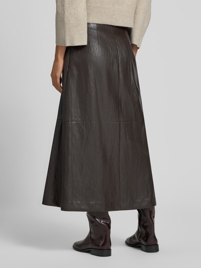 Frauenmodel trägt Ausgestellter Midi-Rock mit Viskose-Anteil von Jake*s Collection in Dunkelbraun mit glatter Textur, Ganzkörperansicht Rückansicht.