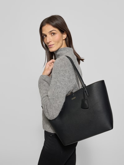 Frauenmodel trägt Shopper in Leder-Optik von Lauren Ralph Lauren mit Hauptfach, Verschluss, Tragehenkel, Schulterriemen, Mini-Bag, Ganzkörperansicht Rückansicht.