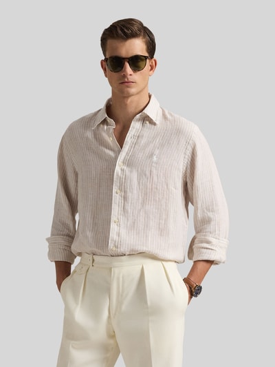 Männermodel trägt Regular Fit Freizeithemd aus reinem Leinen von Polo Ralph Lauren, mehrfarbig, gestreift, Ganzkörperansicht von vorne.