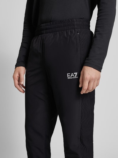 EA7 Emporio Armani Spodnie typu track pants o kroju tapered fit z nadrukiem z logo Czarny 3