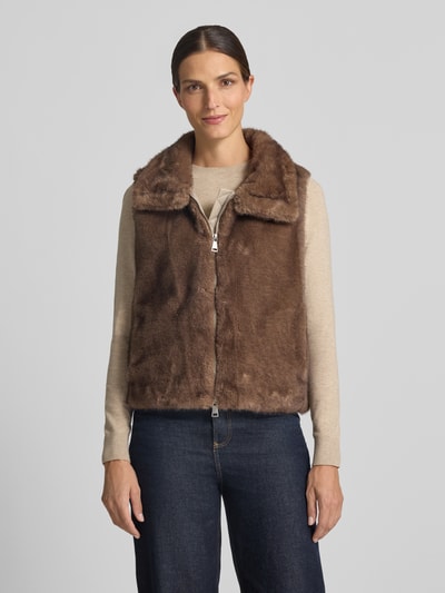 Kobiece modelka nosi Regular Fit Weste mit Kunstfellbesatz von White Label, brązowy kolor, Z efektem pikowania, stójka, zamek błyskawiczny dwustronny, Długość tyłu w rozmiarze 36: 56 cm, Szerokość ramion w rozmiarze 36: 38 cm, Szerokość klatki piersiowej w rozmiarze 36: 51 cm, widok całej sylwetki z przodu.