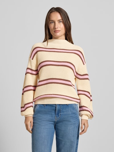 Frauenmodel trägt Regular Fit Strickpullover aus Baumwoll-Mix von s.Oliver RED LABEL, mehrfarbig, gestreift, Ballonärmel, Ganzkörperansicht von vorne.
