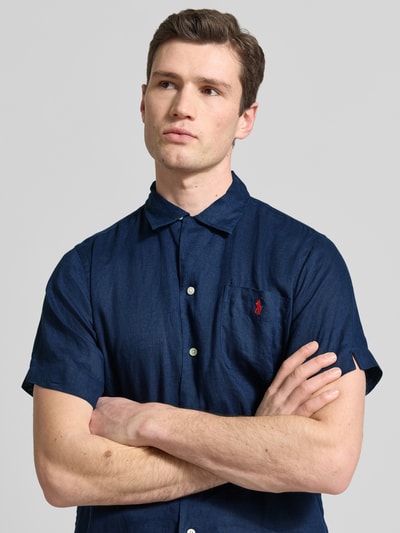 Męski model nosi Regular Fit Freizeithemd aus reinem Leinen od Polo Ralph Lauren, niebieski, krój regular fit, len, z przodu, zbliżenie na górną część ciała.