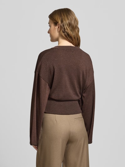 Frauenmodel trägt Regular Fit Pullover aus Viskose-Mix in Strick-Optik von Gina Tricot, braun, elastischer Bund, Rückenansicht, Ganzkörperansicht Rückansicht.