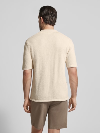 Männermodel trägt Regular Fit vrijetijdsoverhemd met reverskraag van Profuomo, katoenmix, ruglengte maat M 71 cm, schouderbreedte 53 cm, mouwlengte 29 cm, knoopsluiting, heren, effen beige tint, textuur grof, rechte zoom, rugaanzicht volledige lichaamslengte.