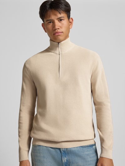 Männermodel trägt Regular Fit Pullover aus reiner Baumwolle Modell 'TONY' von ONLY in Beige, feine Strickstruktur, Nahaufnahme Oberkörper, Herren Pullover von ONLY & SONS.