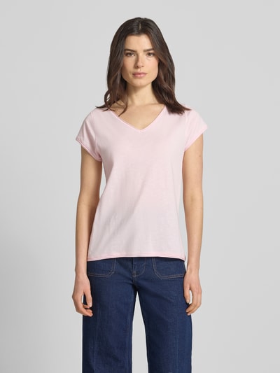 Frauenmodel trägt T-Shirt mit V-Ausschnitt von Christian Berg Woman in Hellrosa, Reine Baumwolle, Regular-Fit, Rollsaum, Ganzkörperansicht von vorne. Rückenlänge bei Größe S: 59 cm.