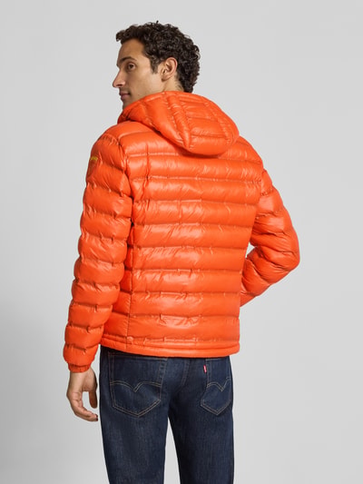 Männermodel trägt Steppjacke mit Zweiwege-Reißverschluss Modell 'CHARLES' von Blauer USA in Orange, Rückenansicht, Herrenjacke, Regular Fit, Kapuze, strukturierte Oberfläche