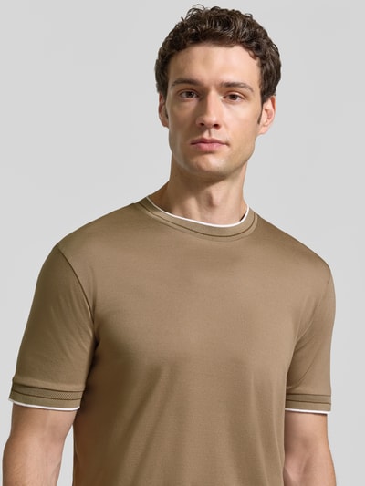 Männermodel trägt lichtbruin Slim Fit T-Shirt aus reiner Baumwolle Modell 'Tessler 195' von BOSS, Heren t-shirt, Nahaufnahme Oberkörper