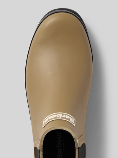 Productfoto, laars met label in reliëf model 'Mallow Chelsea Welly' van Barbour, glad oppervlak in beige met zwarte zool, Dames laars/boots van Barbour