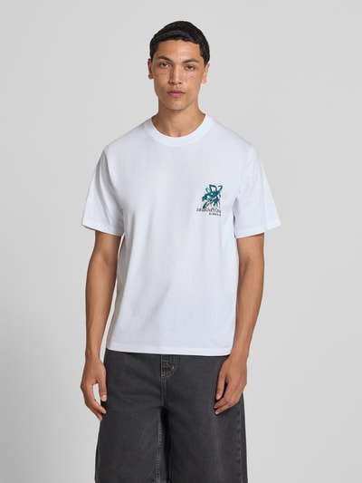 Mannenmodel draagt T-shirt met motiefprint en ronde hals van Jack & Jones, puur katoen, regular fit, ruglengte maat M 70 cm, geheel van voren