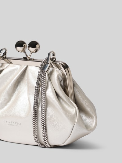 Productfoto, Tote Bag in Leder-Optik Model 'Fyn' van Seidenfelt, dames tas in zilverkleur, met magneetsluiting, draagriem, hoofdvak, breedte 17 cm, lengte 15 cm, diepte 8 cm, schouderbandlengte 114 cm