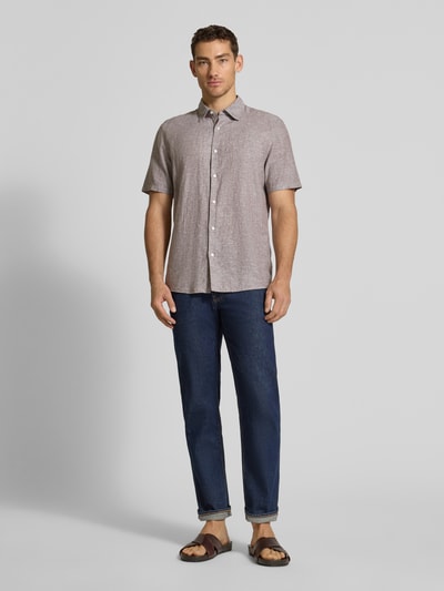 Männermodel trägt Regular Fit Freizeithemd aus Leinen-Baumwoll-Mix von MCNEAL, grau, mit Kentkragen und Knopfleiste, Ganzkörperansicht von vorne.