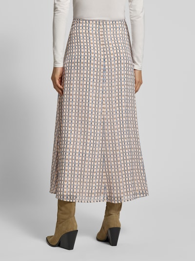Frauenmodel trägt Midirock im Allover-Look von Jake*s Collection in A-Linie, geometrisches Muster, Rückseitiger Reißverschluss, Ganzkörperansicht Rückansicht.